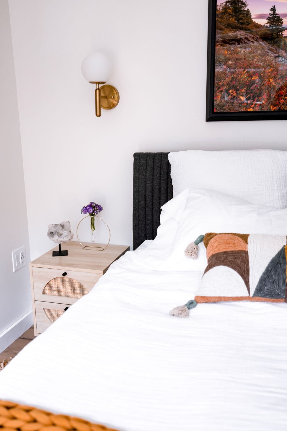 Ambiente ilustrativo: dormitorio luminoso con textiles blancos